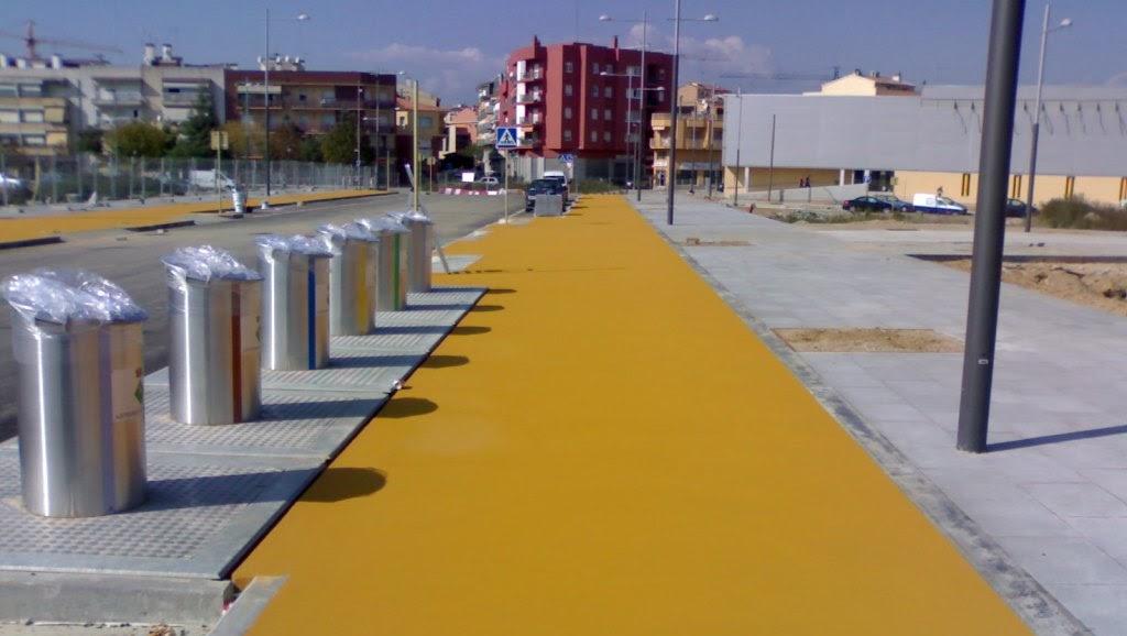 Carril bici realitzat amb asfalt i segellat amb slurry sintètic en color ocre abans de ser senyalitzat