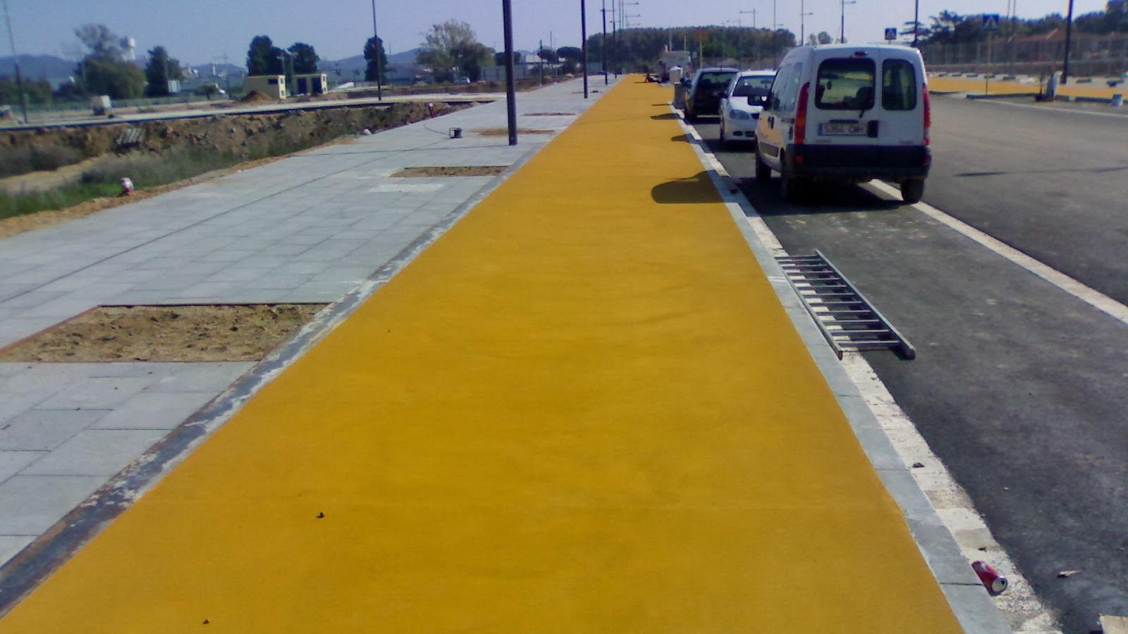 Carril bici realitzat amb asfalt i segellat amb slurry sintètic en color ocre abans de ser senyalitzat