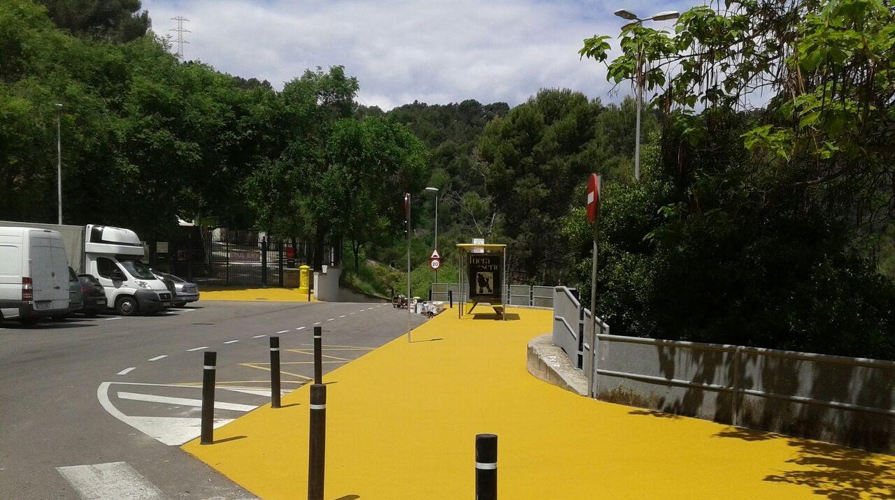 Carril bici realitzat amb asfalt i segellat amb slurry sintètic de color groc abans de ser senyalitzat