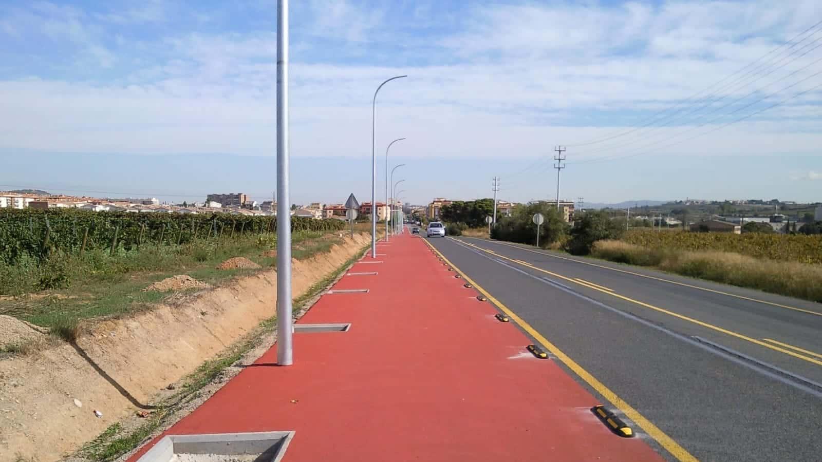 Carril bici realitzat amb asfalt i segellat amb slurry sintètic en color vermell pendent de ser senyalitzat