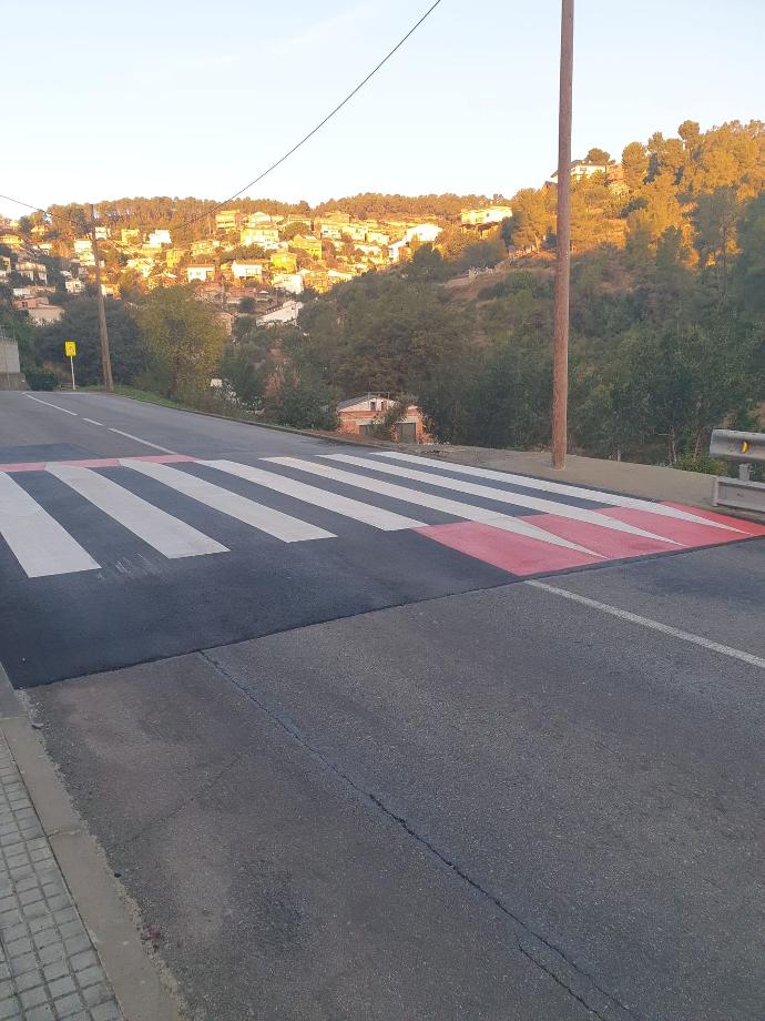 Pas de vianants sobreelevat amb un marcatge en blanc i vermell