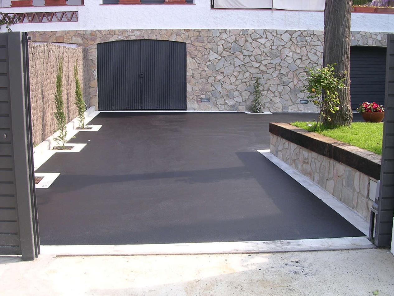 Paviment d'asfalt per al´entrada d´una zona residencial