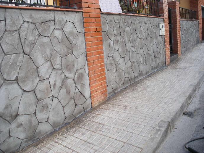 Revestiment mural amb morter estampat motlle pedra irregular color gris